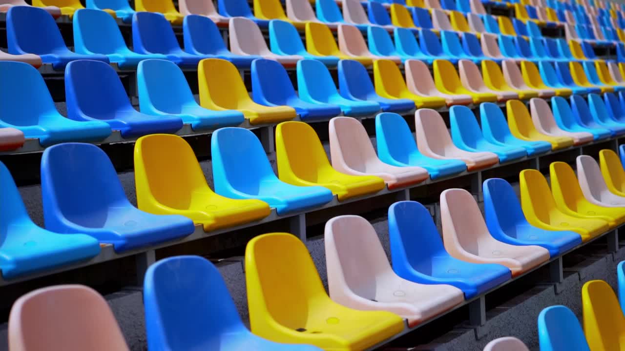 体育场里的彩色椅子。竞技场里一排排的空塑料座位视频素材