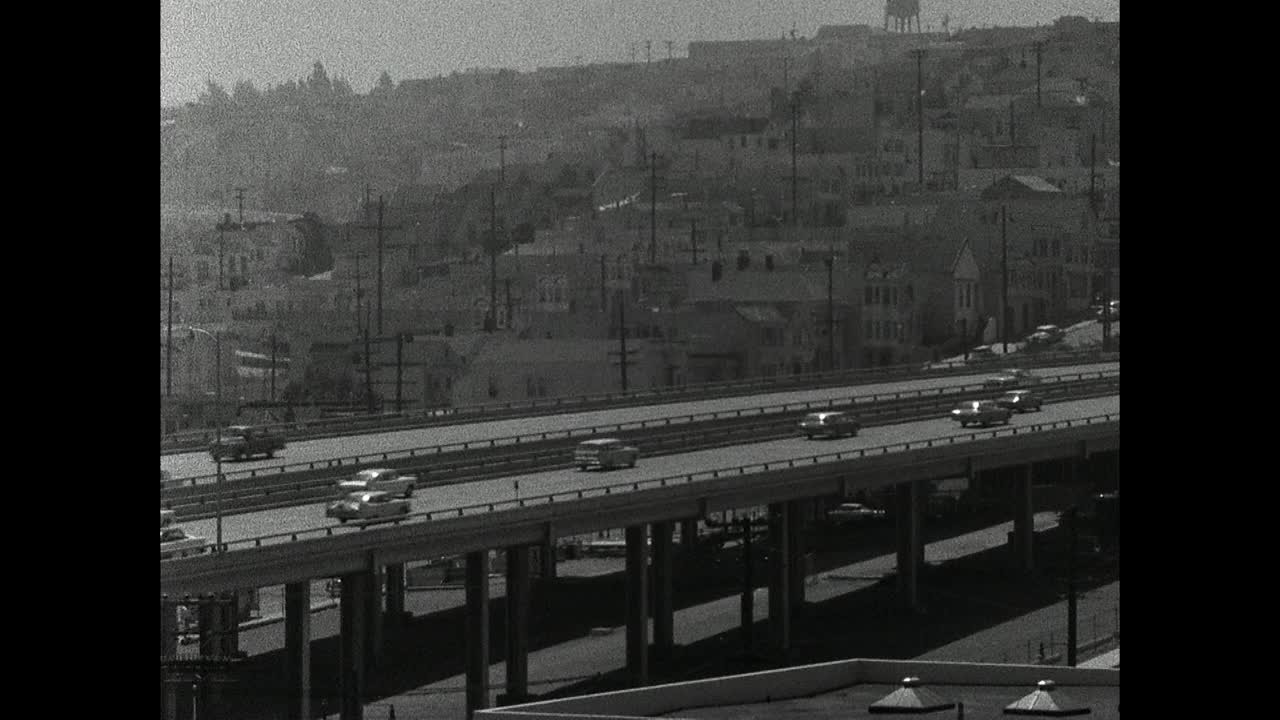 在洛杉矶一条繁忙的高架公路上的WS交通;1961视频下载