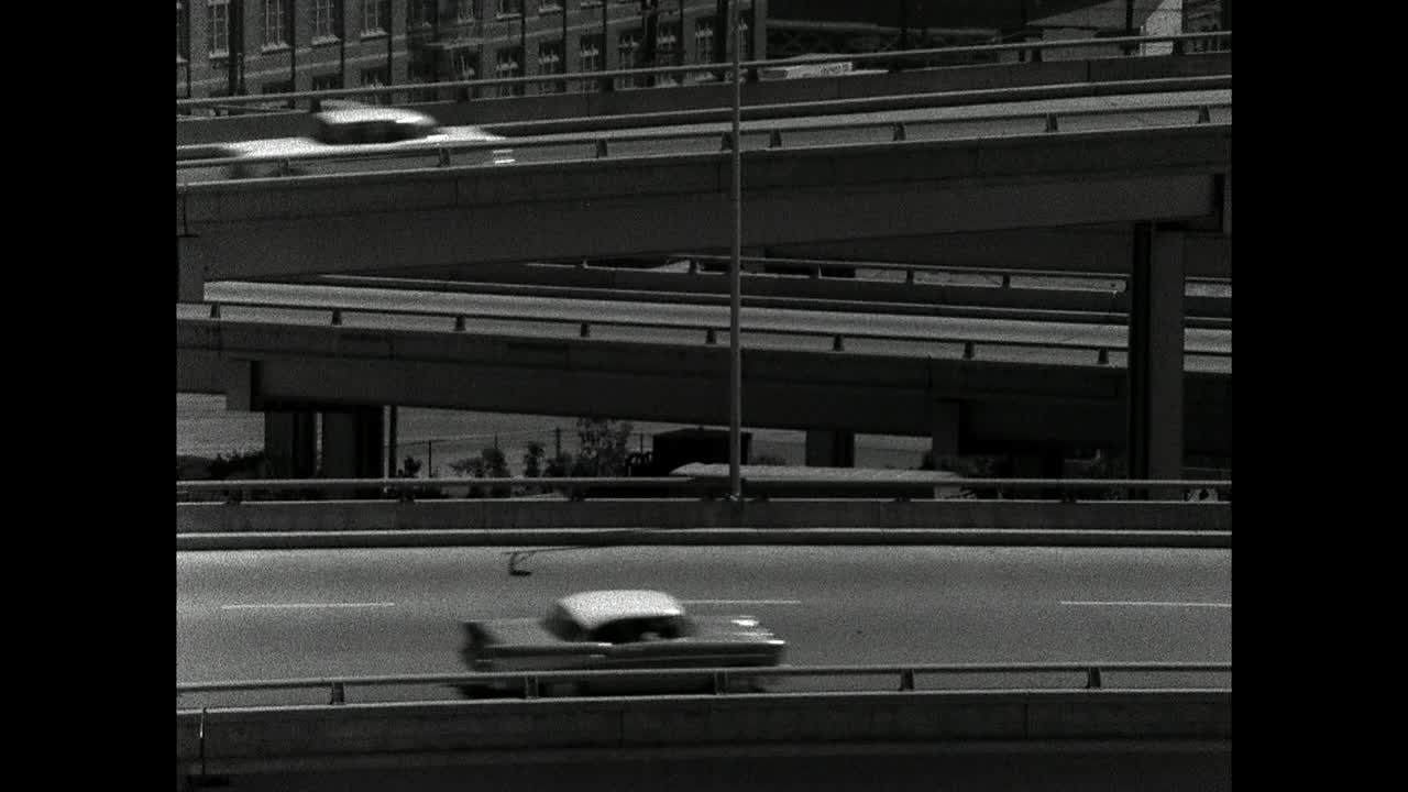 卡车和汽车在洛杉矶的高架公路上行驶;1961视频下载