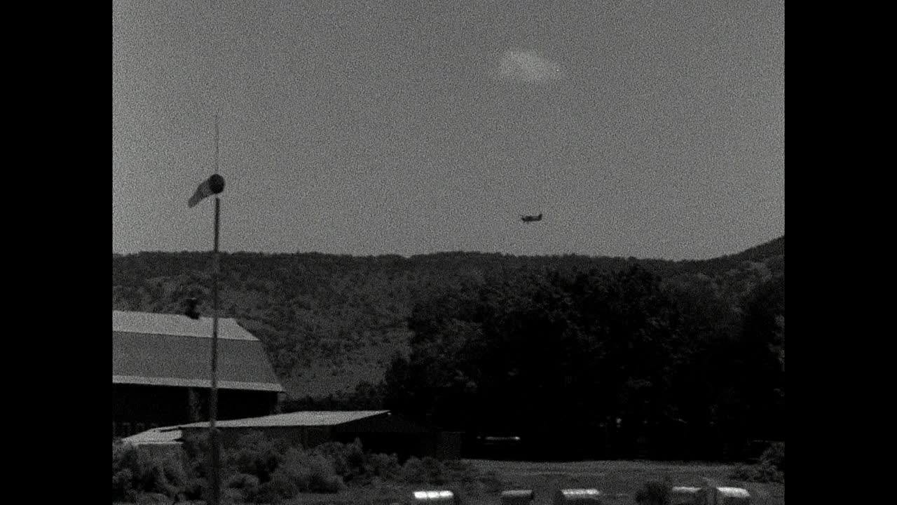 WS轻型飞机在美国农村机场低空飞行;1961视频下载