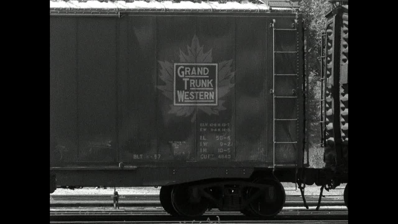美国品牌货运列车箱式车厢经过序列;1961视频下载