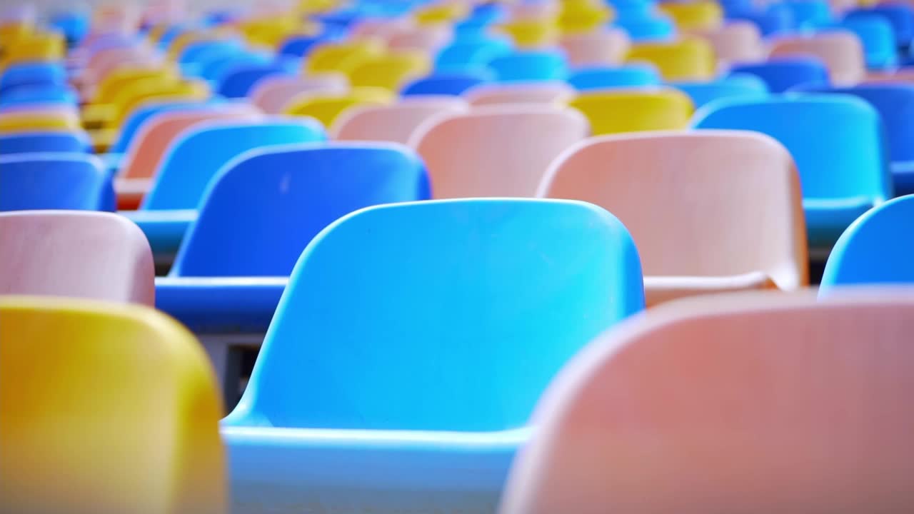 体育场里的彩色椅子。竞技场里一排排的空塑料座位视频素材