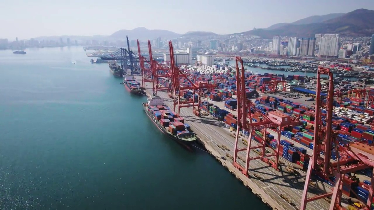 韩国釜山港的起重机和集装箱视频下载