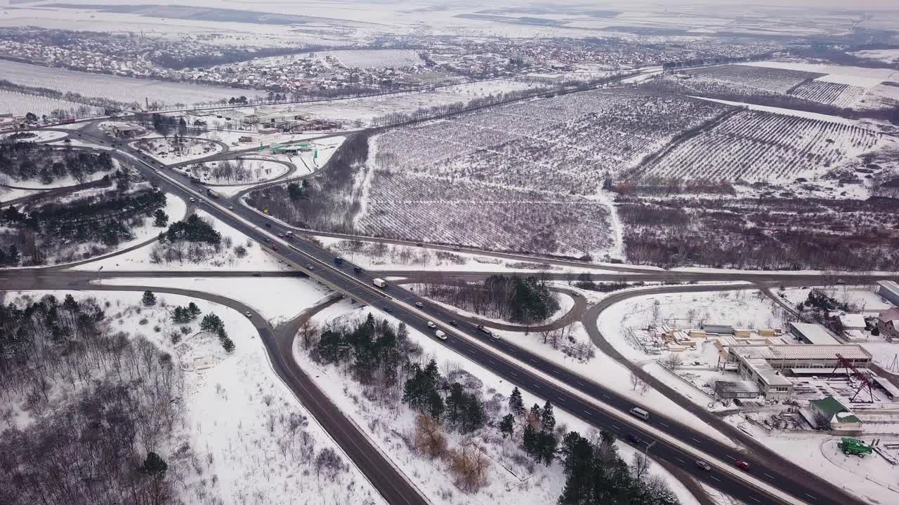 以上是冬季高速公路的景象。无人机在高速公路上空飞行。视频素材