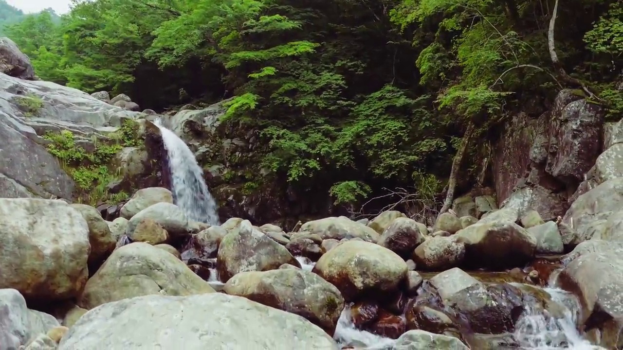 七仙谷——韩国庆尚南道咸阳郡智异山的瀑布视频下载