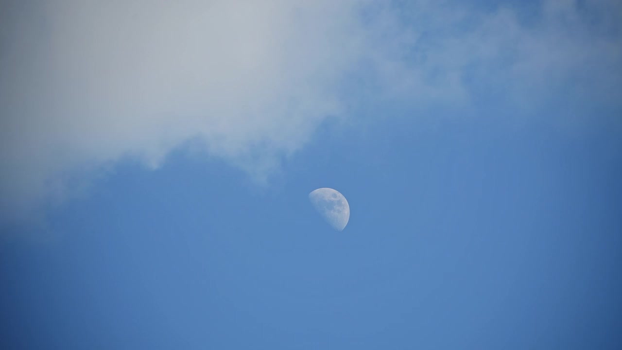 月亮在湛蓝的天空视频下载