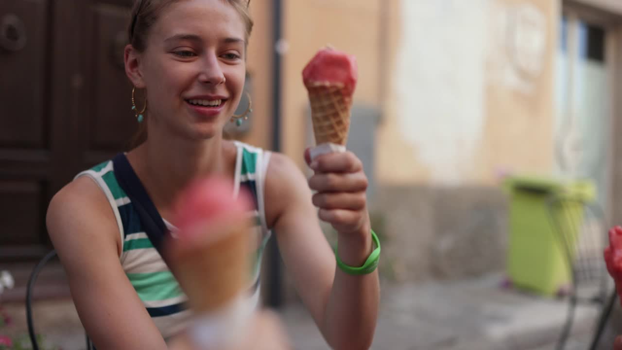 一家人在小镇上吃意大利自制的冰淇淋视频下载