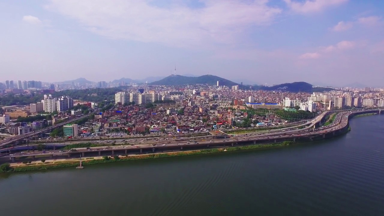 韩国首尔龙山区江边北路附近的市中心，N首尔塔和汉江盘浦大桥附近视频下载