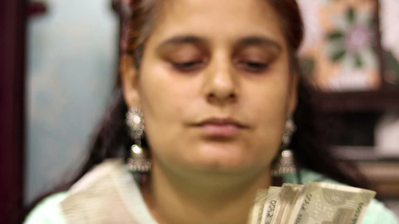 印度妇女数手中的现金视频下载