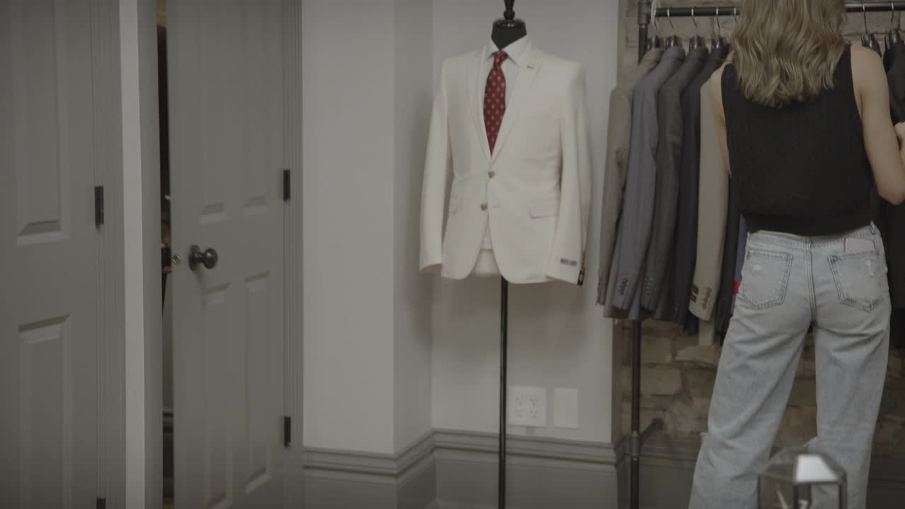 在美国犹他州普罗沃的一家服装店，一位男士正在试穿西装视频下载