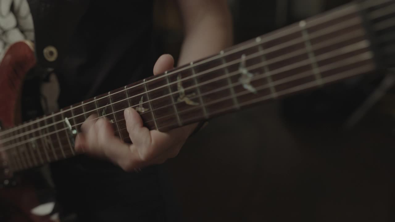 近手的女人玩电吉他/雪松山，犹他州，美国视频下载