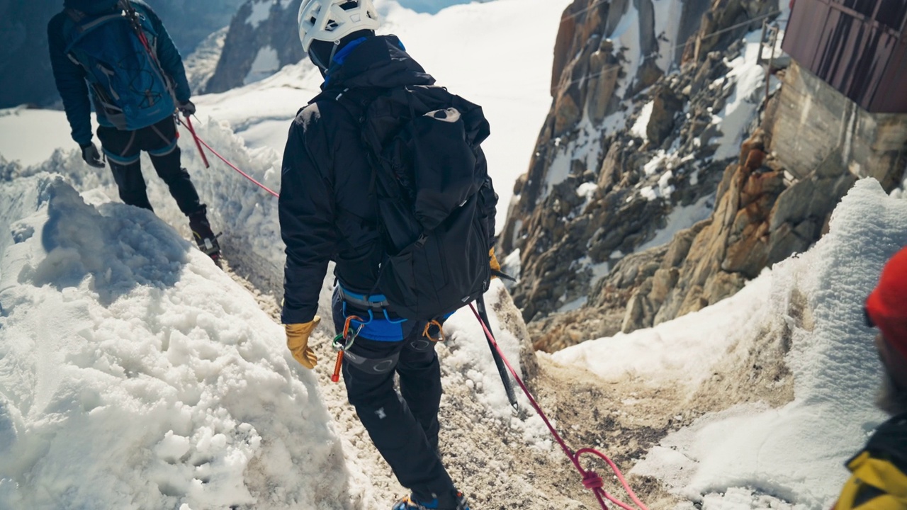 一组连续向上攀登的登山者。冬天的冒险。观点视频下载