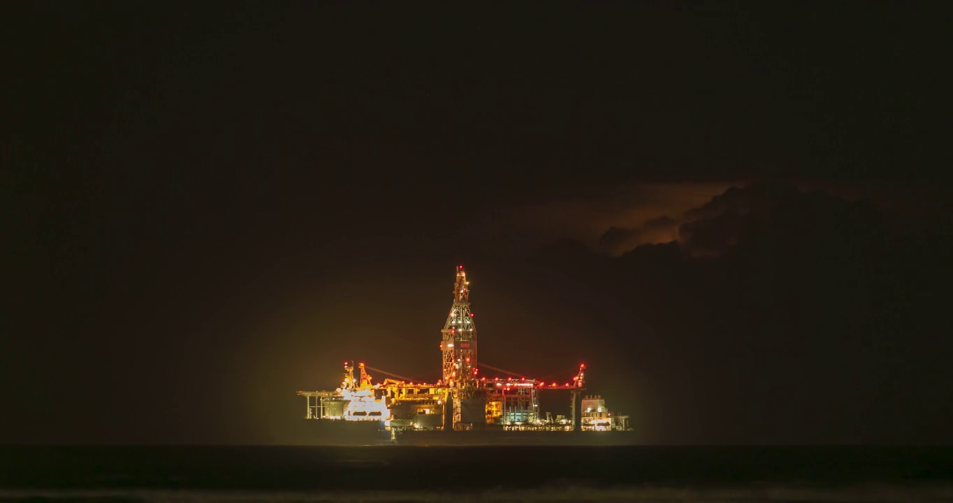 时间推移的视频，货物，石油和天然气渡船在夜间在塞浦路斯岛的海岸视频素材