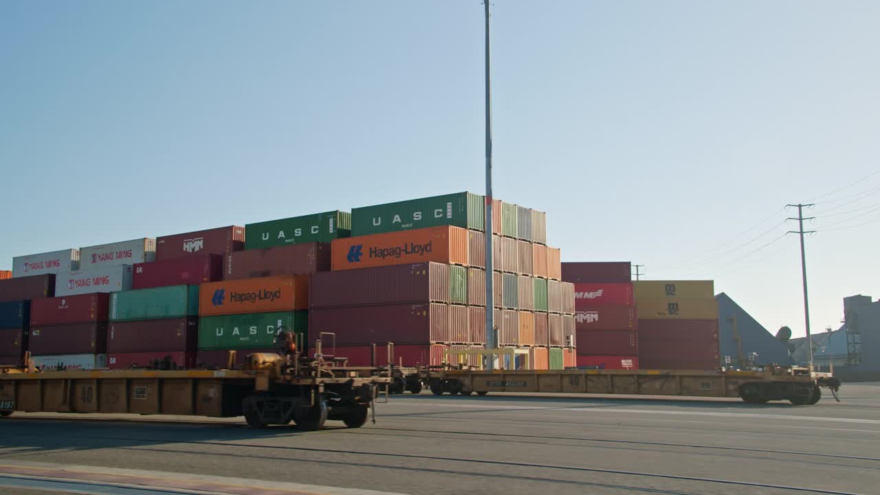 驱车经过长滩港集装箱堆场的空货运列车视频下载