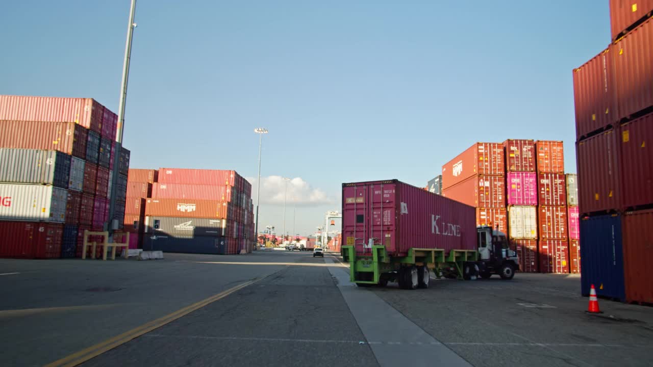 卡车运输集装箱通过联运码头在长滩港视频下载