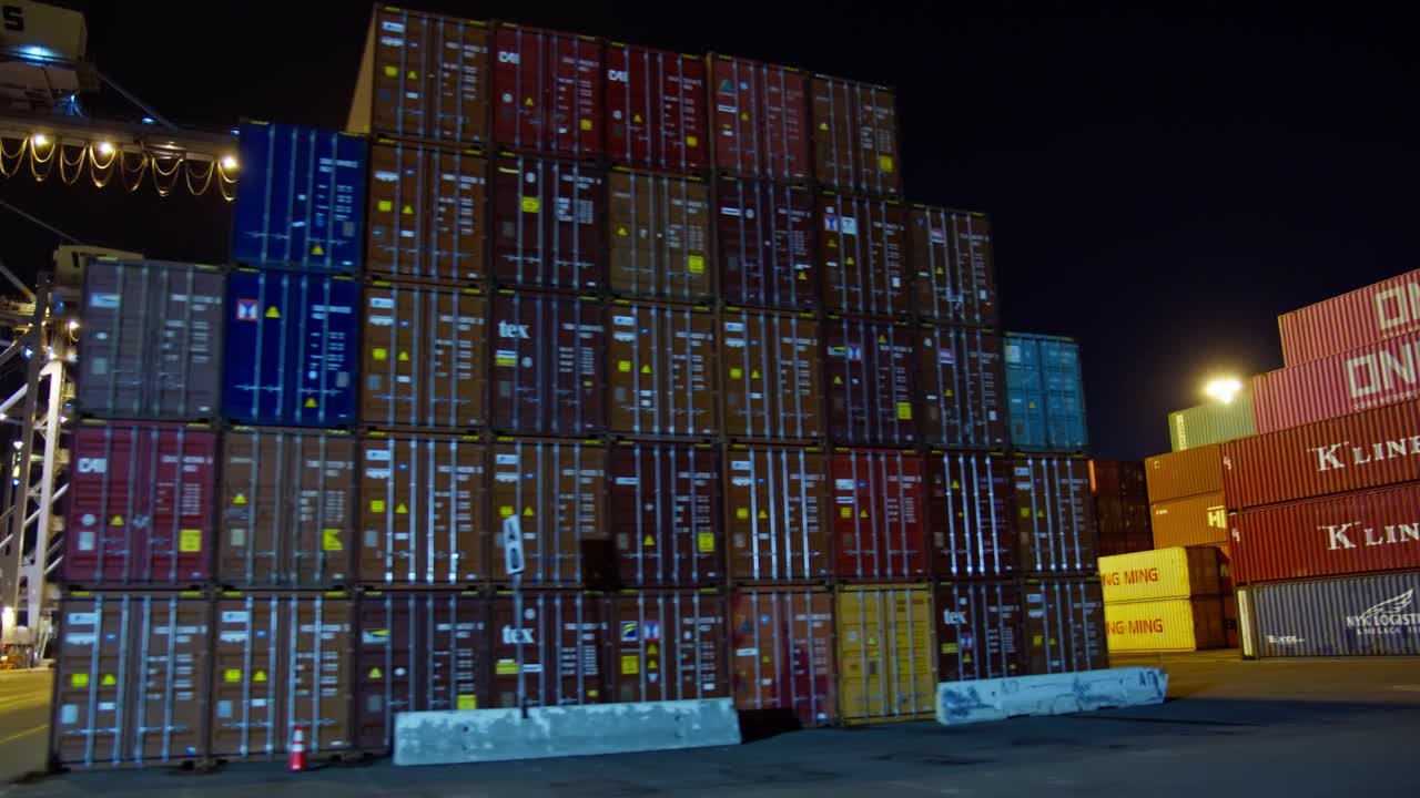 长滩港的堆放的集装箱之间的视图视频下载