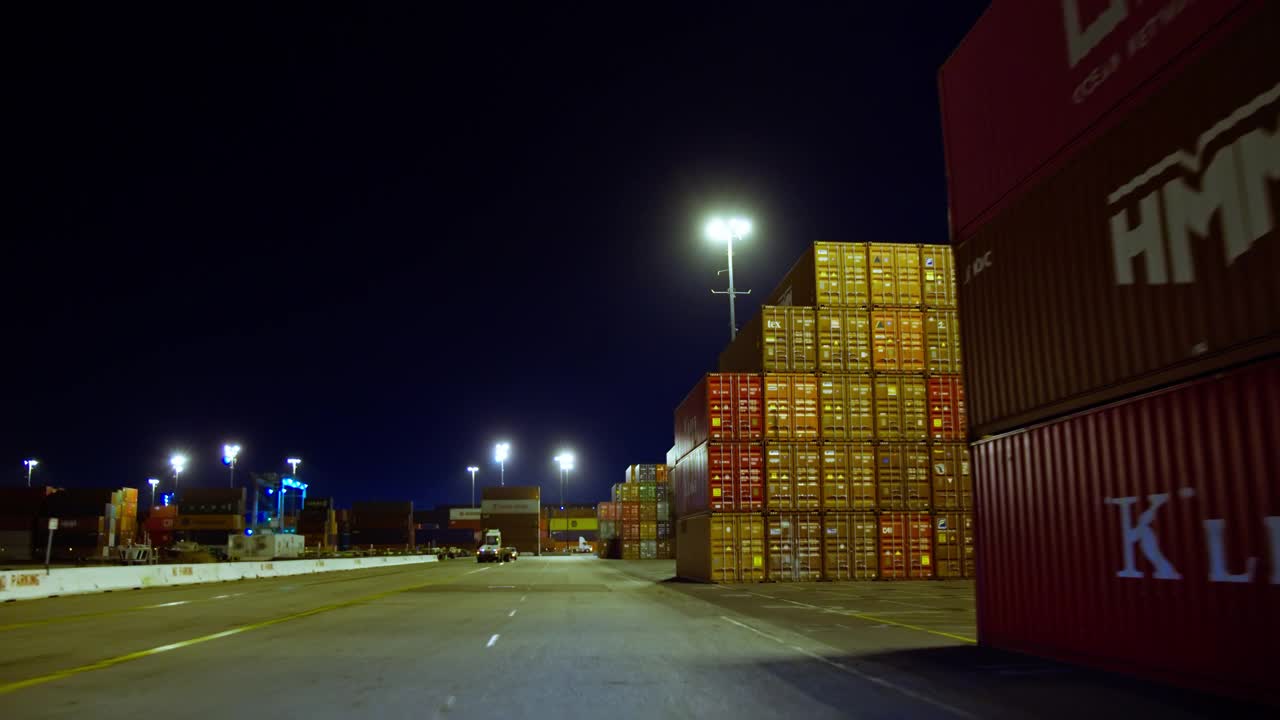 夜间驾车穿越货柜码头视频下载