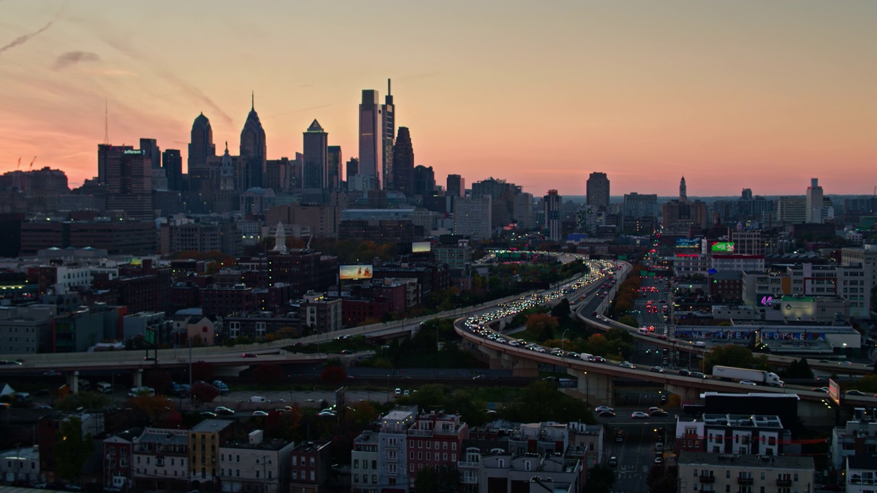 在日落时分，紧邻费城老城的高速公路立交视频下载
