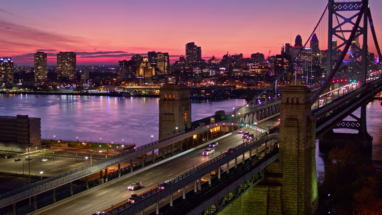 无人机拍摄的本·富兰克林大桥展示费城视频素材