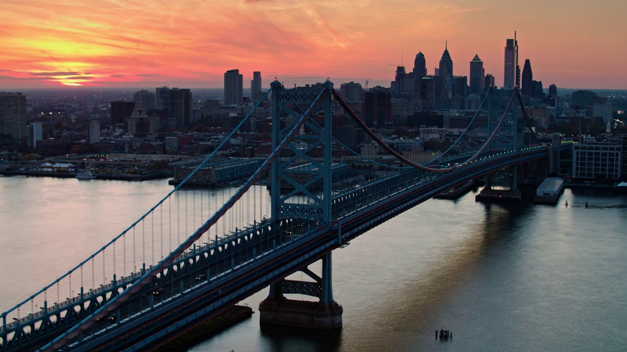 费城中心城市和本富兰克林桥后面的夕阳——航拍视频下载