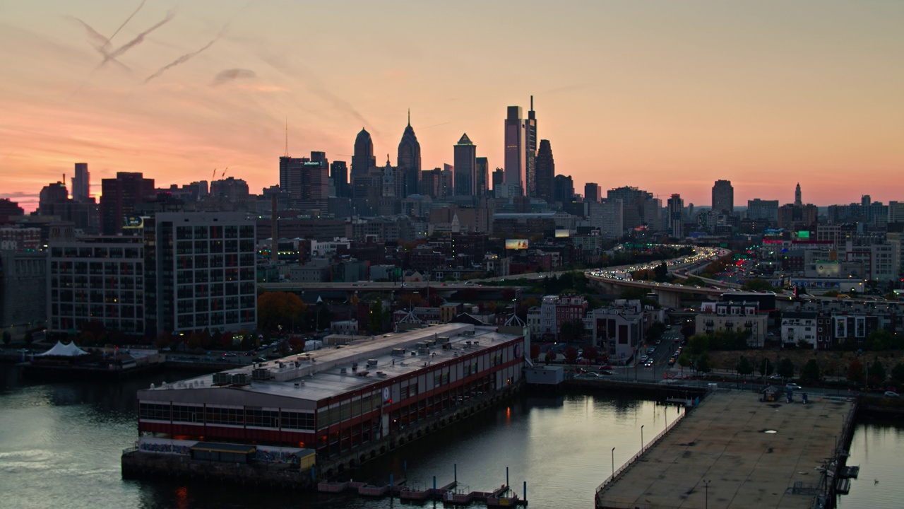 从特拉华河上俯瞰费城的日落视频下载