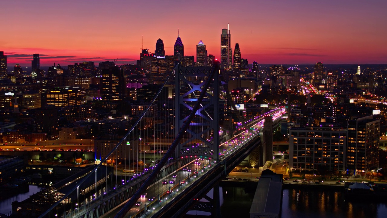 夜间无人机在富兰克林桥上空飞行，费城灯火通明视频下载