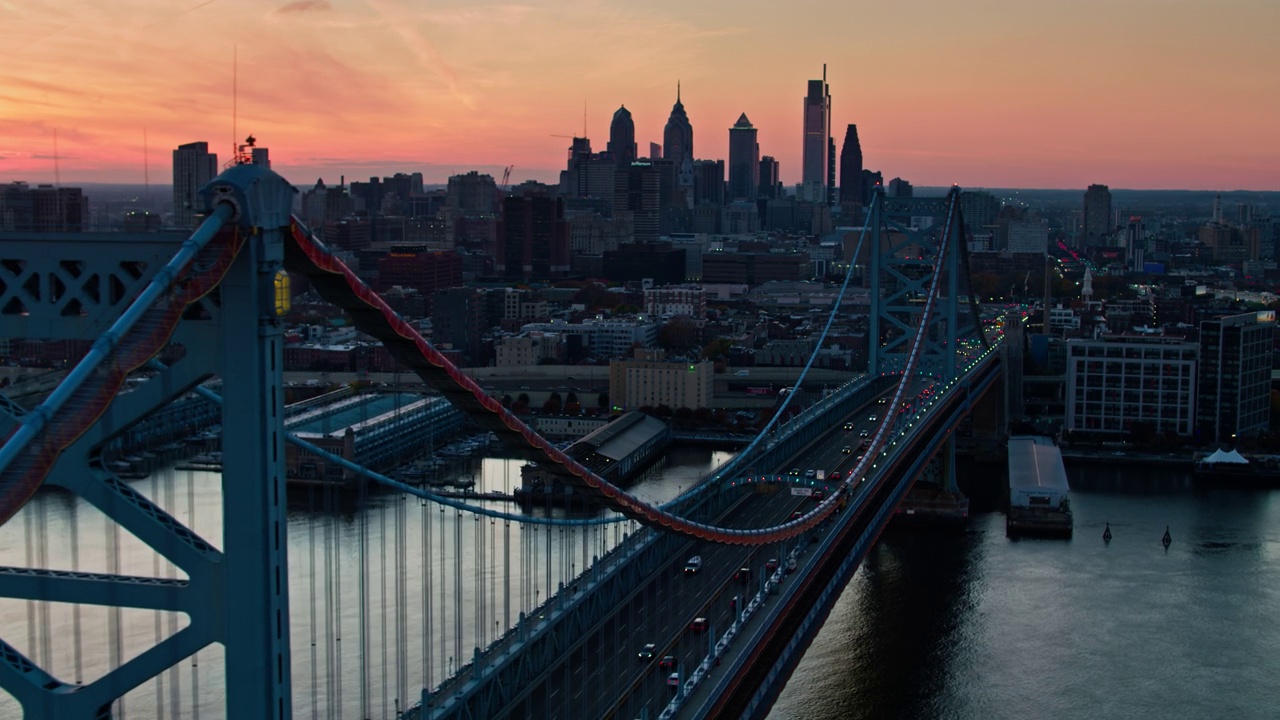日落时分，无人机倒着飞过费城的富兰克林大桥视频下载