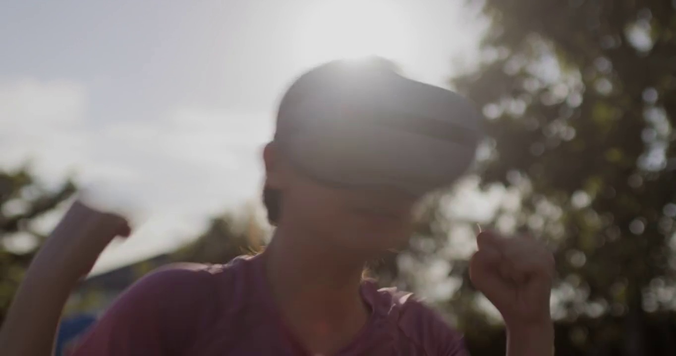 亚洲女性在Metaverse的虚拟电子竞技训练视频素材