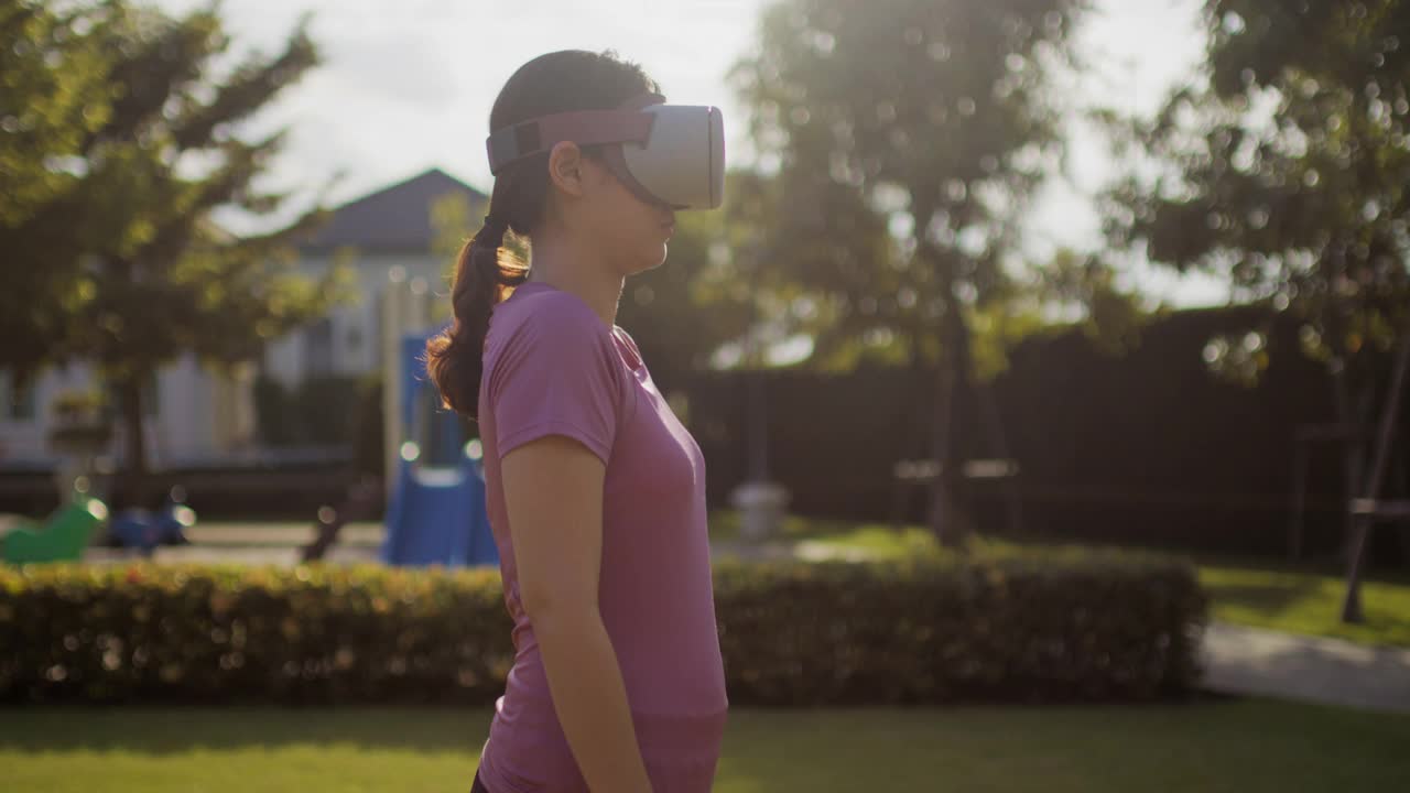 亚洲女性在Metaverse的虚拟电子竞技训练视频素材