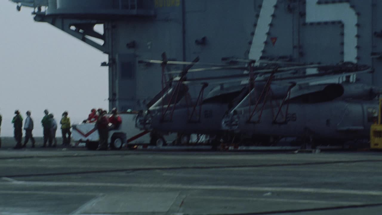 fa-18大黄蜂战斗机或军用飞机的广角降落在跑道上。可以看到飞行甲板上的船员。哈利·s·杜鲁门号航空母舰(cvn-75)。航空母舰。视频素材