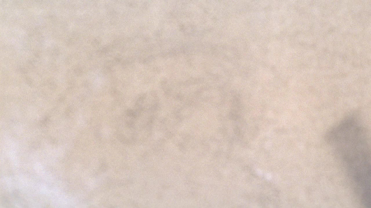 白色灰泥墙的近角。见一大块铅被用来在墙上画抽象的图像。绘画可以是一只眼睛。视频下载