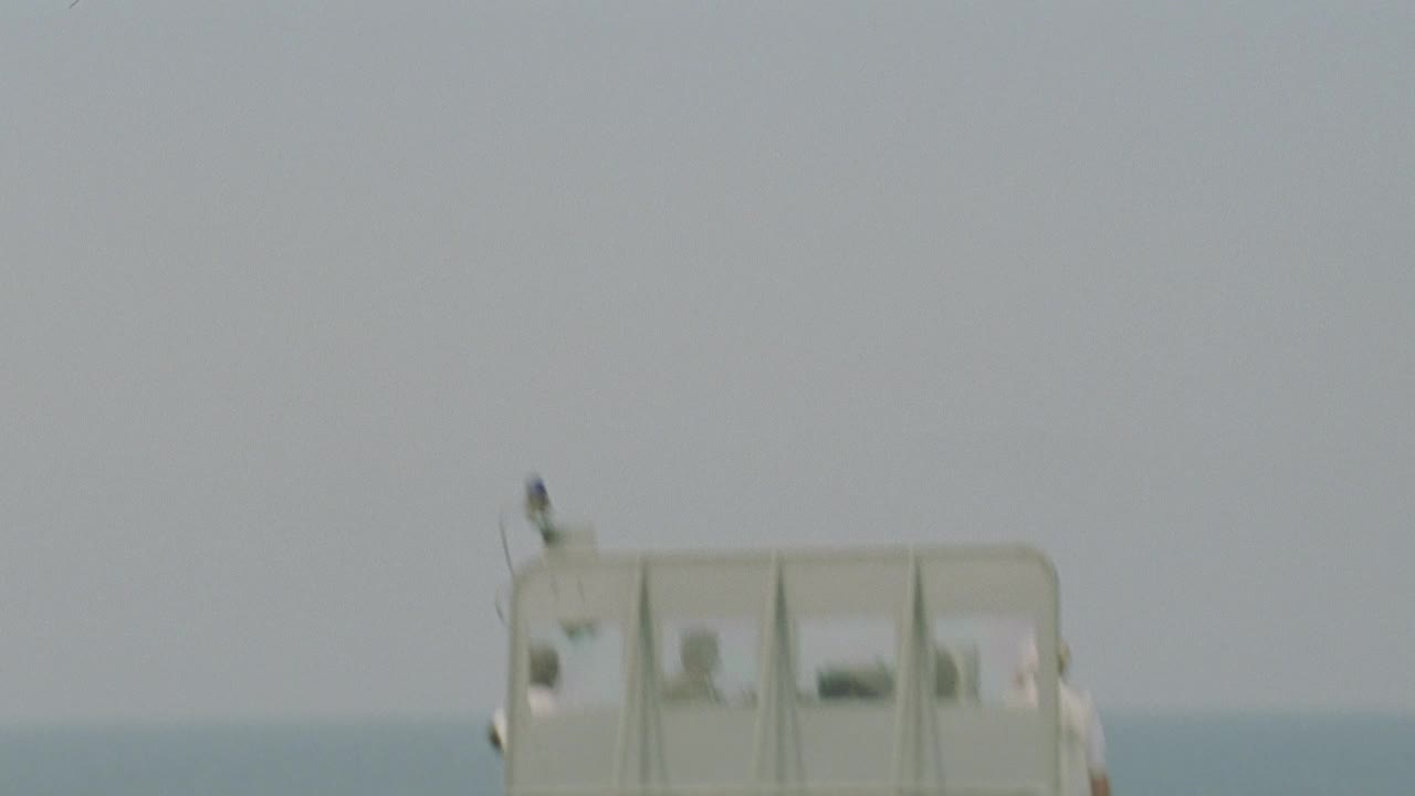 e-2c鹰眼或军用飞机在跑道上降落时从右向左平移。第二架飞机在bg起飞。飞行甲板船员。哈里·s·杜鲁门(cvn-75)。航空母舰。视频素材