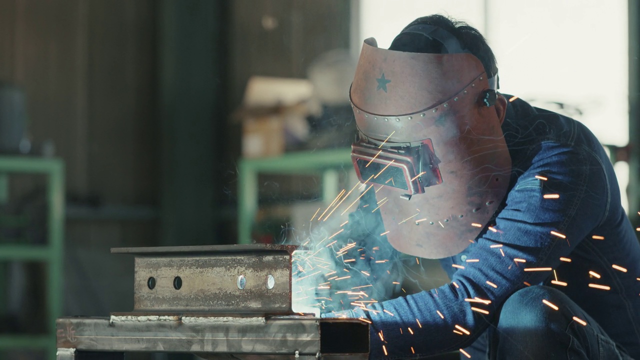 CU slow - mo -金属工人在他的车间里焊接钢材视频素材