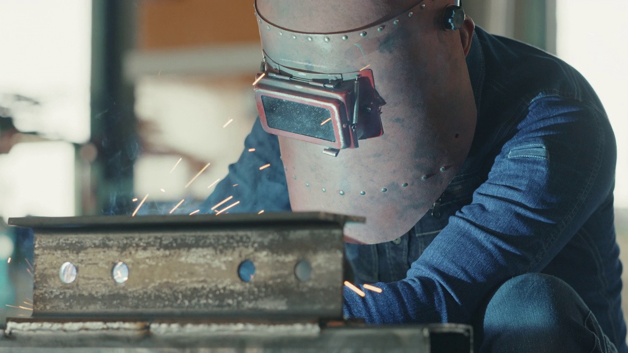 CU slow - mo -金属工人在他的车间里焊接钢材视频素材