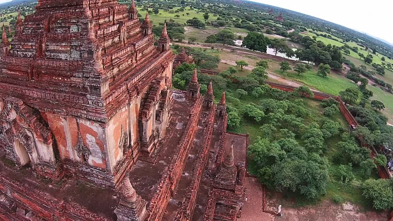 鸟瞰缅甸曼德勒省蒲甘地区最美丽的阿南达寺考古区视频下载