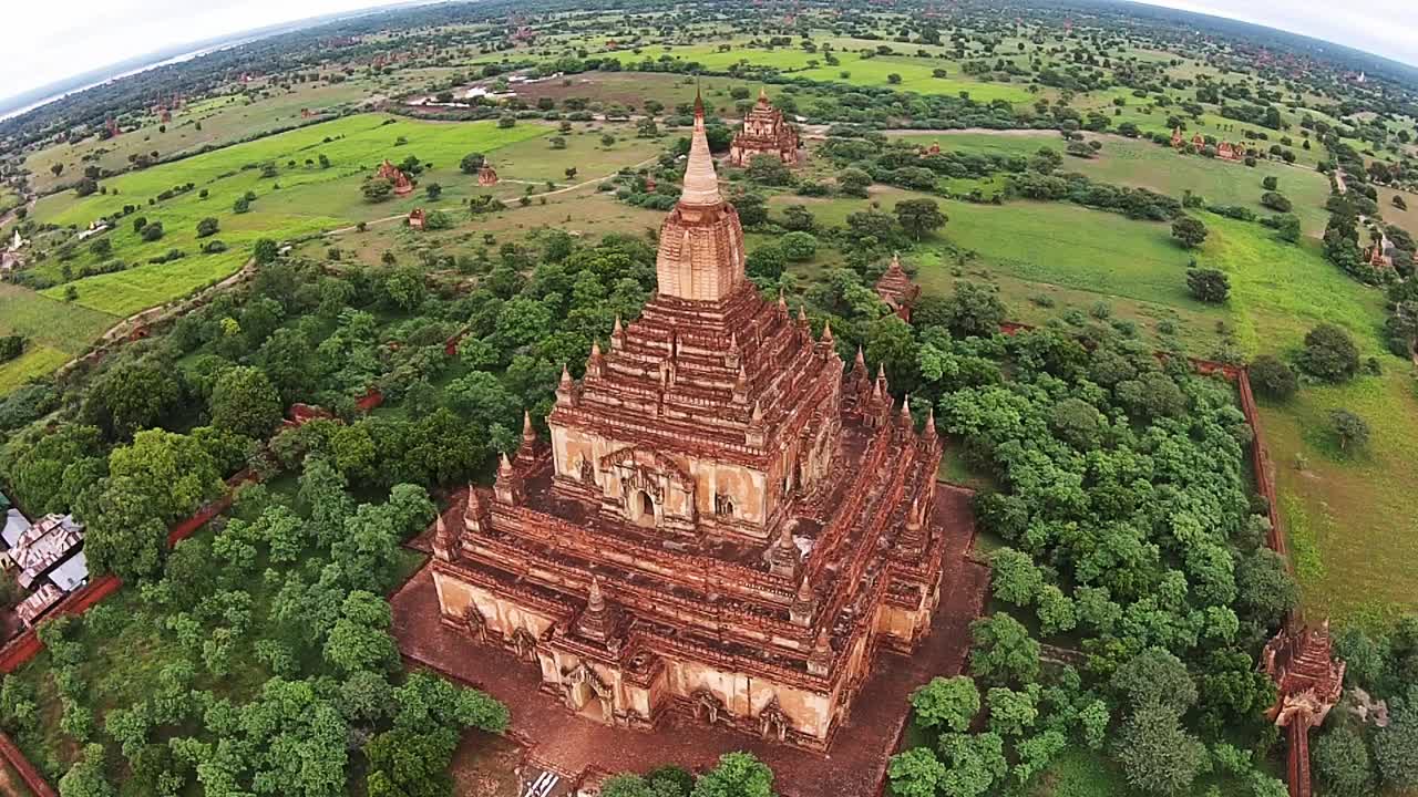 鸟瞰缅甸曼德勒省蒲甘地区最美丽的阿南达寺考古区视频下载