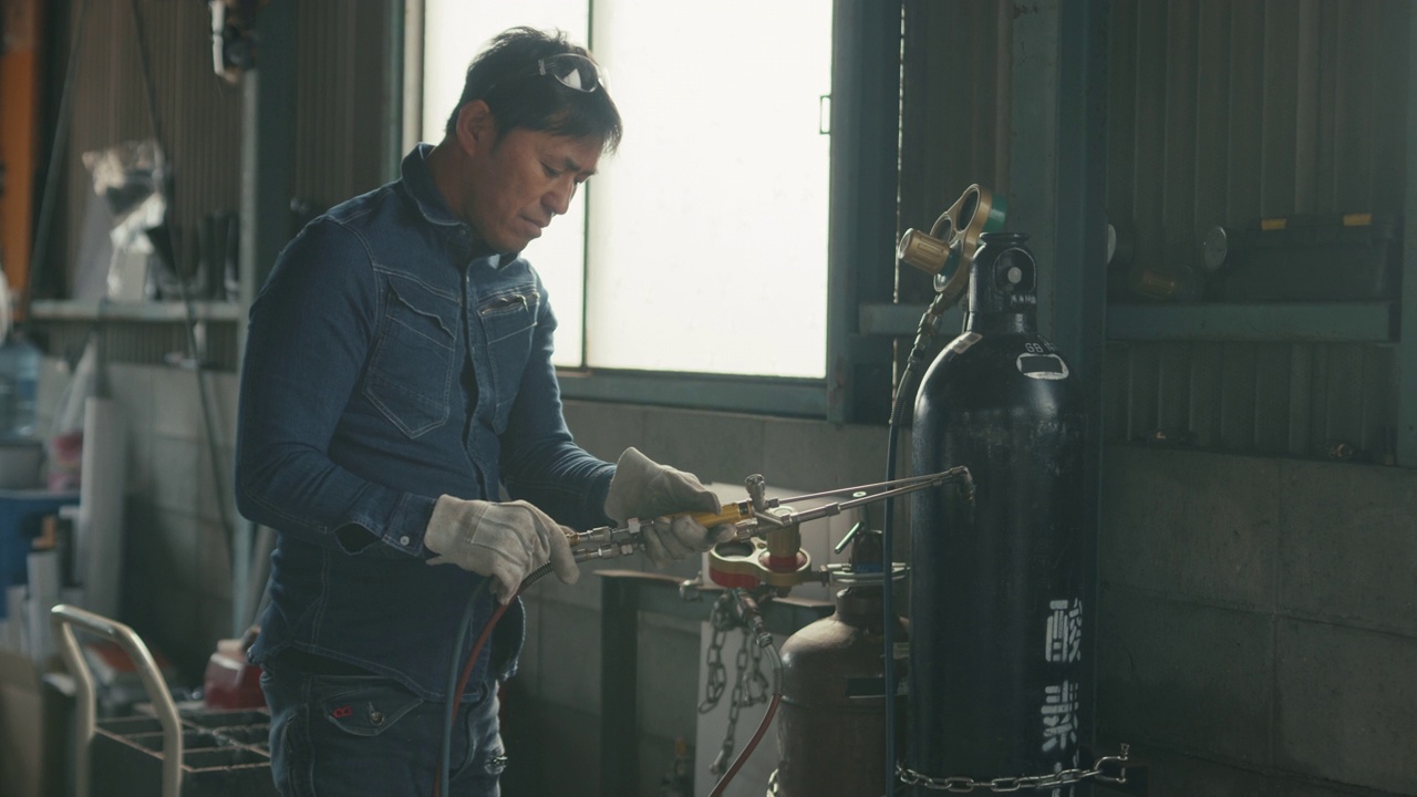 MS SLO MO-焊机将焊枪管路连接到氧气罐视频素材