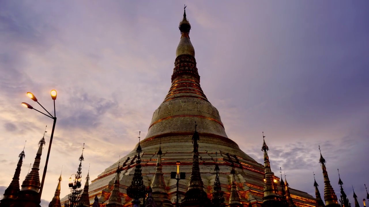 时光飞逝，云雾飘过风景秀丽的缅甸仰光大金塔，这是东南亚的圣地视频下载