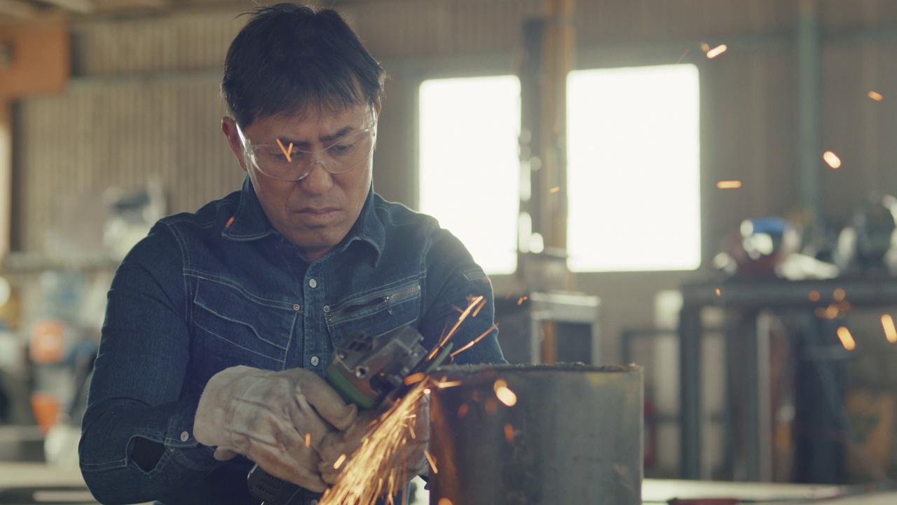 铜sloo - mo -工匠在他的车间里打磨金属视频素材
