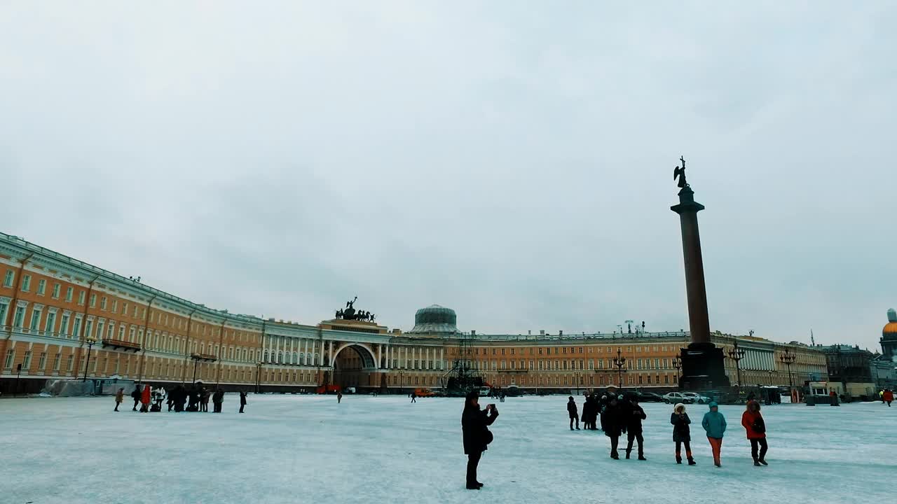 俄罗斯圣彼得堡2016:2016年12月6日地标性艾尔米塔日博物馆(Hermitage Museum near Chruch orthodox building)在冬季俄罗斯圣彼得堡城市附近的俄罗斯风格建筑视频下载