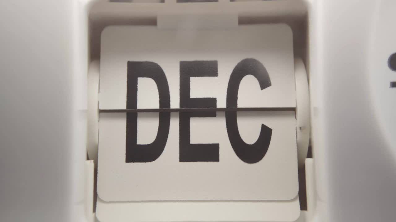 时钟以慢动作从12月变换到1月视频素材