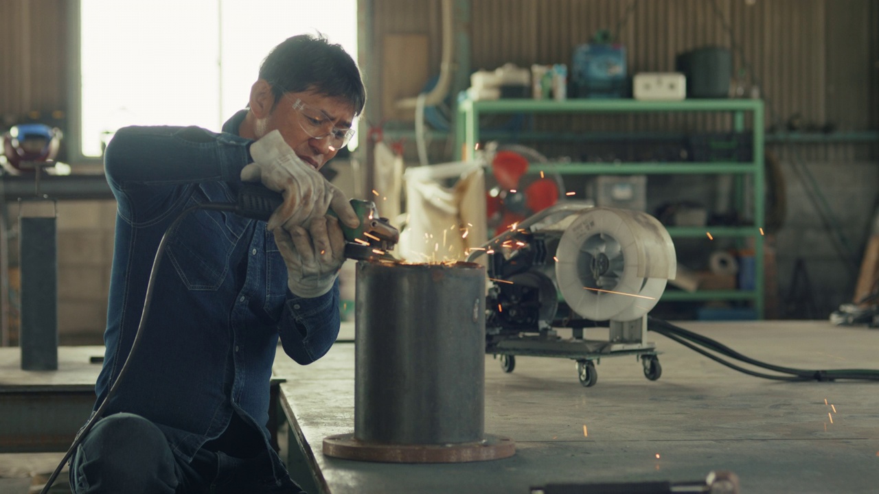MS SLO-MO-钢铁工人磨金属与火花飞舞视频素材