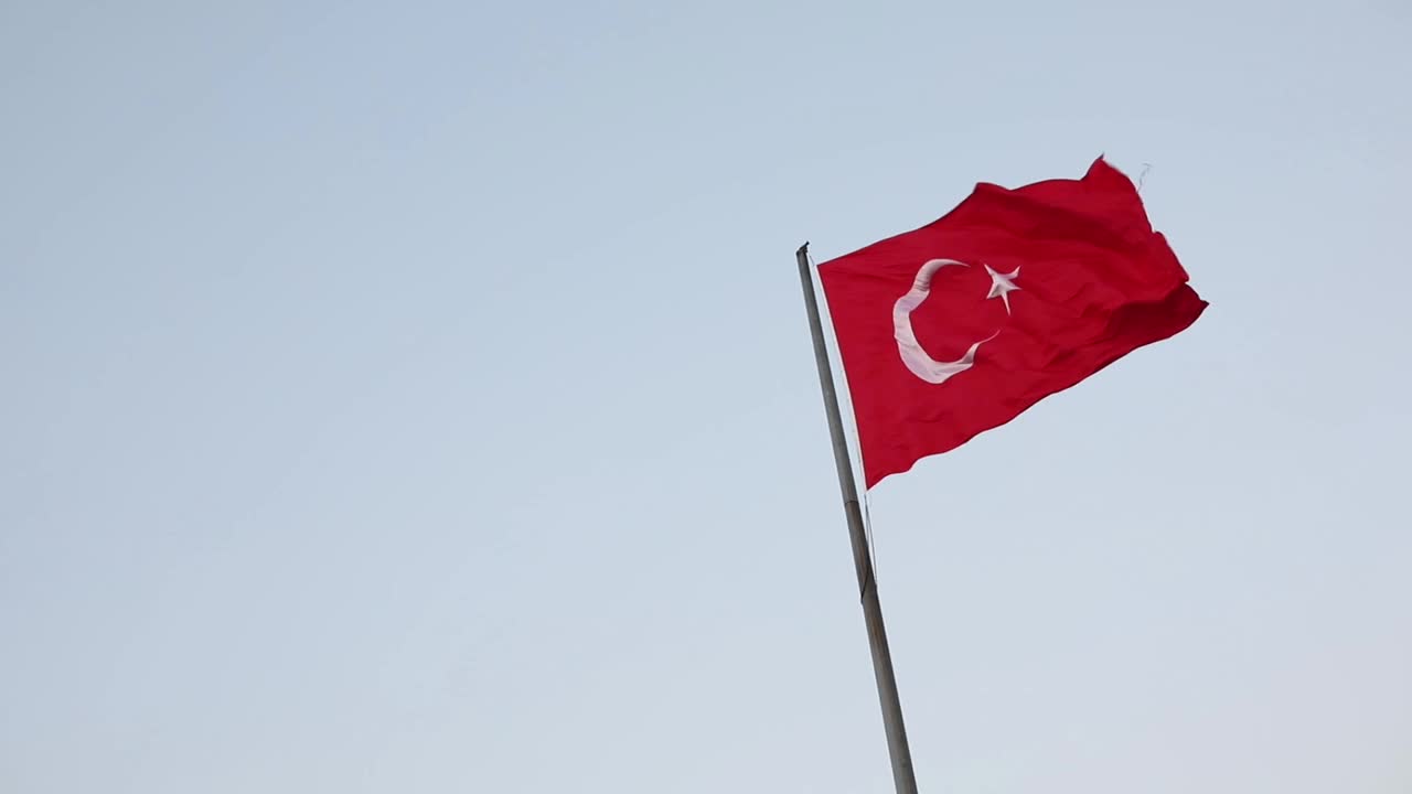 旗杆上飘扬的土耳其国旗视频下载