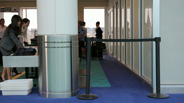 旅客在机场安检处接受检查视频素材
