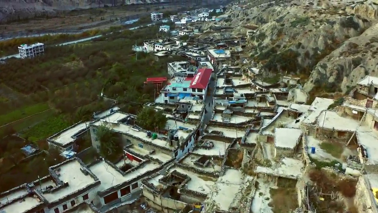 鸟瞰图，尼泊尔玛法的泥土和石头房子视频下载