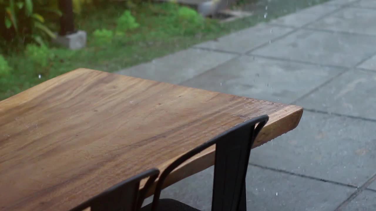 雨中的咖啡馆桌椅视频素材