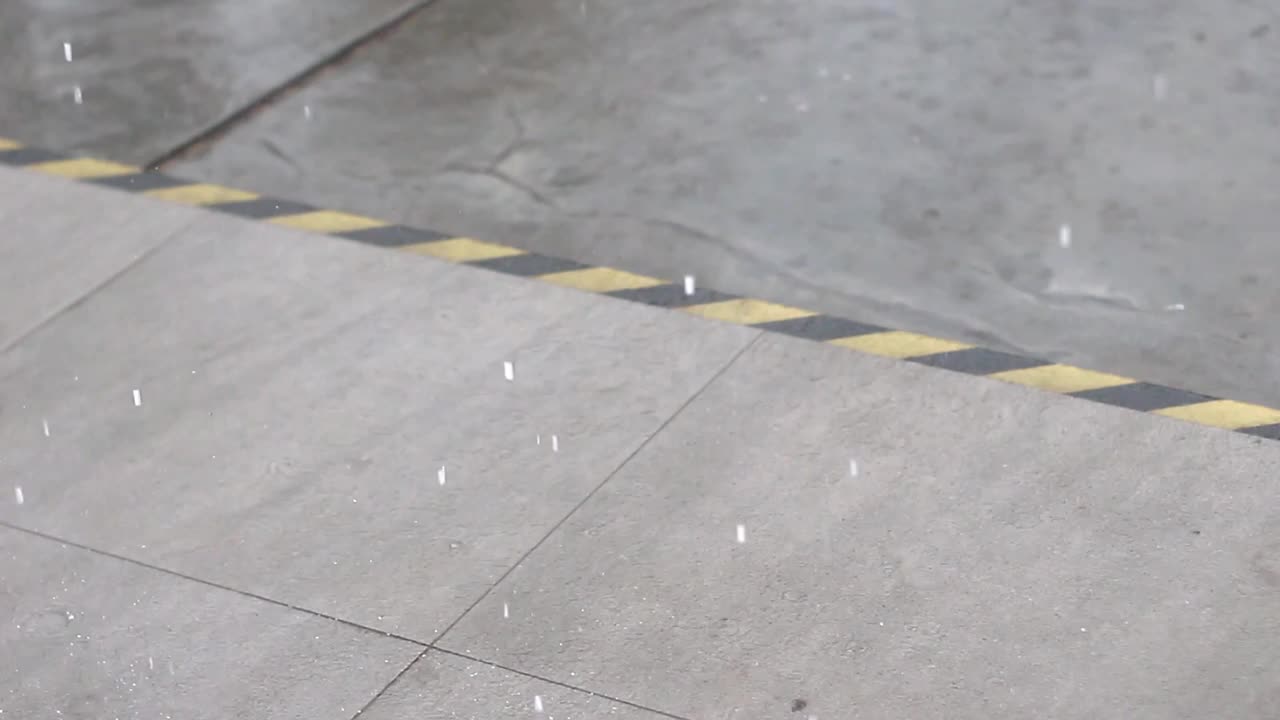 下雨时铺水泥地面视频素材