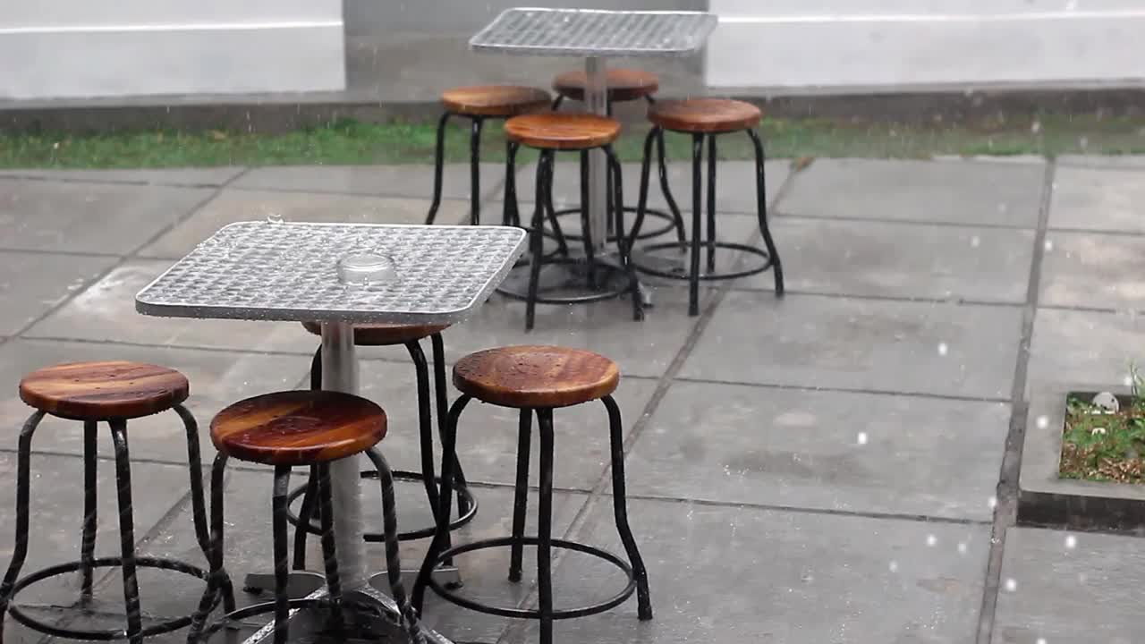 雨中的咖啡馆桌椅视频素材