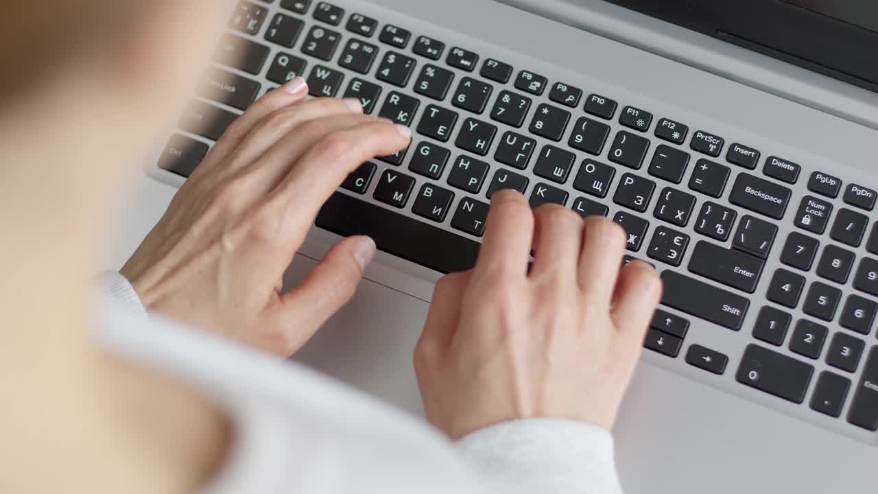 女性的手指正在笔记本电脑键盘上打字。女商人使用电脑工作。视频素材