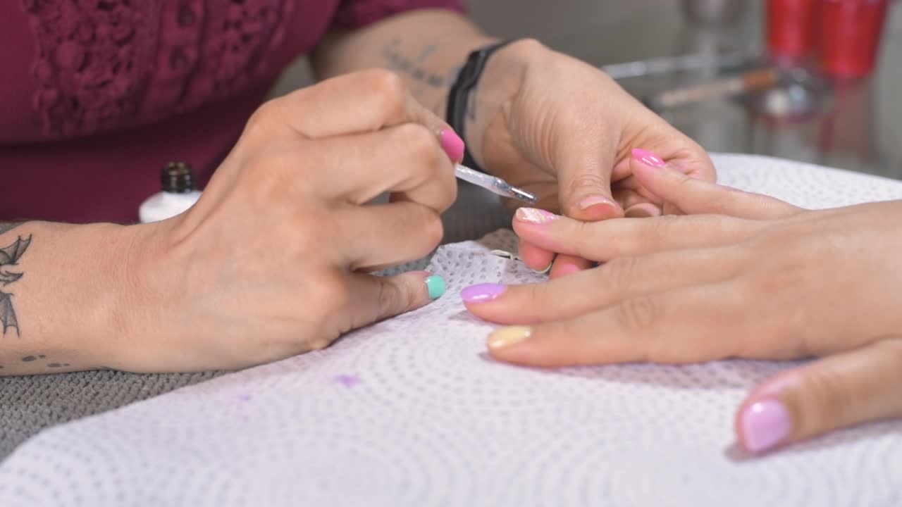 美容师正在给一位女顾客涂指甲视频素材